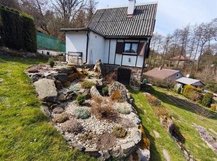 Kompaktní venkovský dům s kamennými prvky a zahradní skalka. Umístěný v malebné krajině, ideální pro rekreaci. | Prodej - chata/rekreační objekt, 42 m²