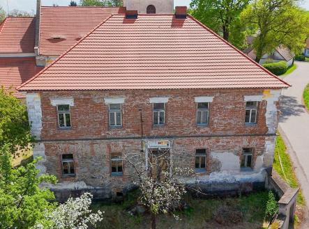 Historický dům s červenou střechou, cihlová fasáda, potřeba rekonstrukce, klidná lokalita s okolní zelení. | Prodej - dům/vila, 264 m²