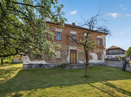 Historická budova s cihlovou fasádou, velkou zahradou a šikmou střechou, nabízí potenciál pro renovaci v klidné lokalitě. | Prodej - dům/vila, 264 m²