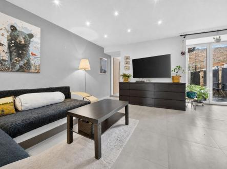 Moderní obývací pokoj, dlažba, velká okna, světlý interiér s moderním nábytkem. | Prodej - dům/vila, 100 m²