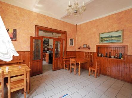 jídelna s pozoruhodný lustr a kachličková podlaha | Prodej - restaurace, 250 m²