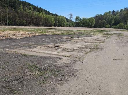 Stavební pozemek s rovinatým terénem, obklopený lesy, ideální pro výstavbu rodinného domu, klidná lokalita, dobrá dostupnost a soukromí. | Pronájem - pozemek pro komerční výstavbu, 50 000 m²