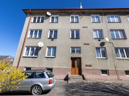Čtyřpodlažní bytový dům s novými plastovými okny, fasádou v původním stavu a parkovištěm před budovou, ideální pro bydlení v klidné lokalitě. | bytu, 3+1, 59 m²