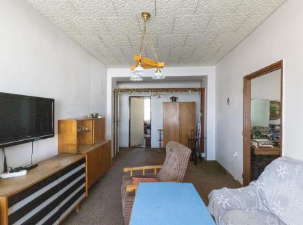 Obývací pokoj s parketovou podlahou a dřevěným nábytkem, velká okna zajišťují dostatek světla, místnost v původním stavu, vhodná k rekonstrukci | bytu, 3+1, 59 m²