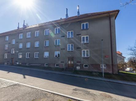 Bytový dům s moderní fasádou, plastovými okny a šikmou střechou, umístěný v klidné rezidenční čtvrti s dobrou dostupností služeb. | bytu, 3+1, 59 m²