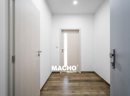 obert-macho-reality-pronajem-bytu-1kk-u-plynarny-praha-04 | Pronájem bytu, 1+kk, 31 m²