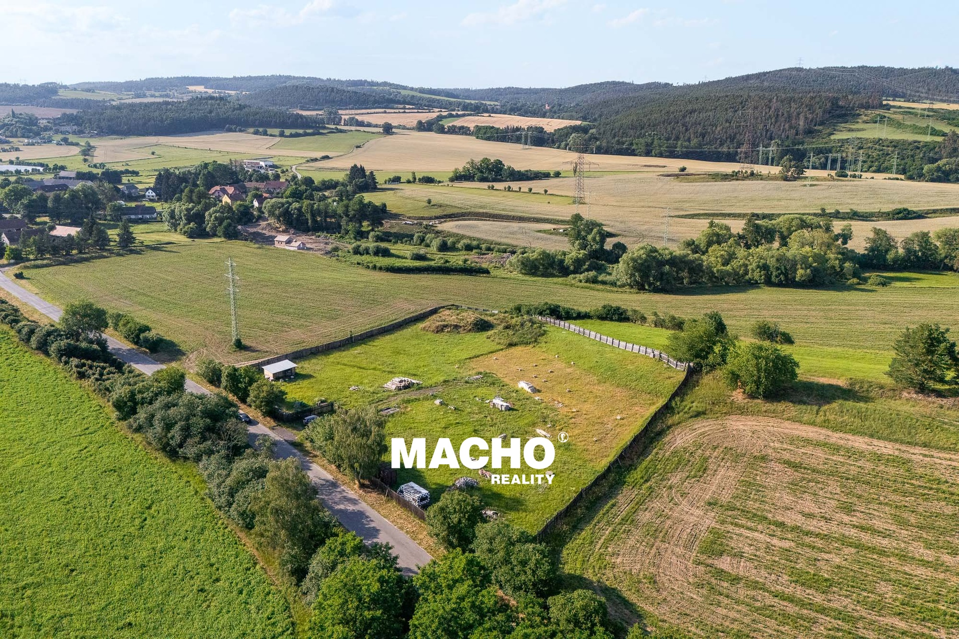 Prodej komerčního pozemku 8 640 m², Drevníky