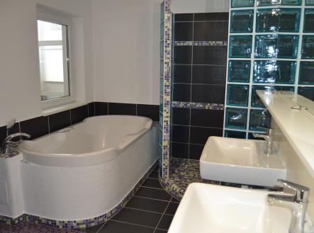 koupelna s vanou a sprchovým koutem | Prodej - dům/vila, 195 m²
