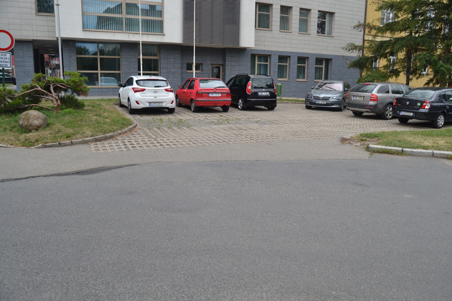 Pronájem kanceláří v centru Prostějova, přímý vstup z ulice s vlastním parkováním
