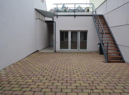 atrium a terasa | Prodej - komerční objekt, obchodní centrum, 195 m²