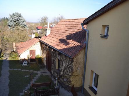 pohled z patra na dvorek a zahradu | Prodej - dům/vila, 250 m²
