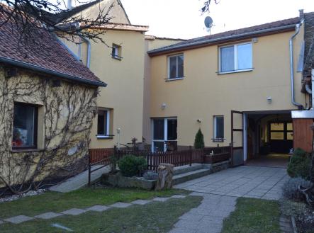 celkový pohled z dvorku | Prodej - dům/vila, 250 m²