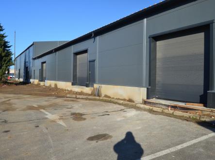 pohled z areálu Za Olomouckou | Pronájem - komerční objekt, výroba, 250 m²