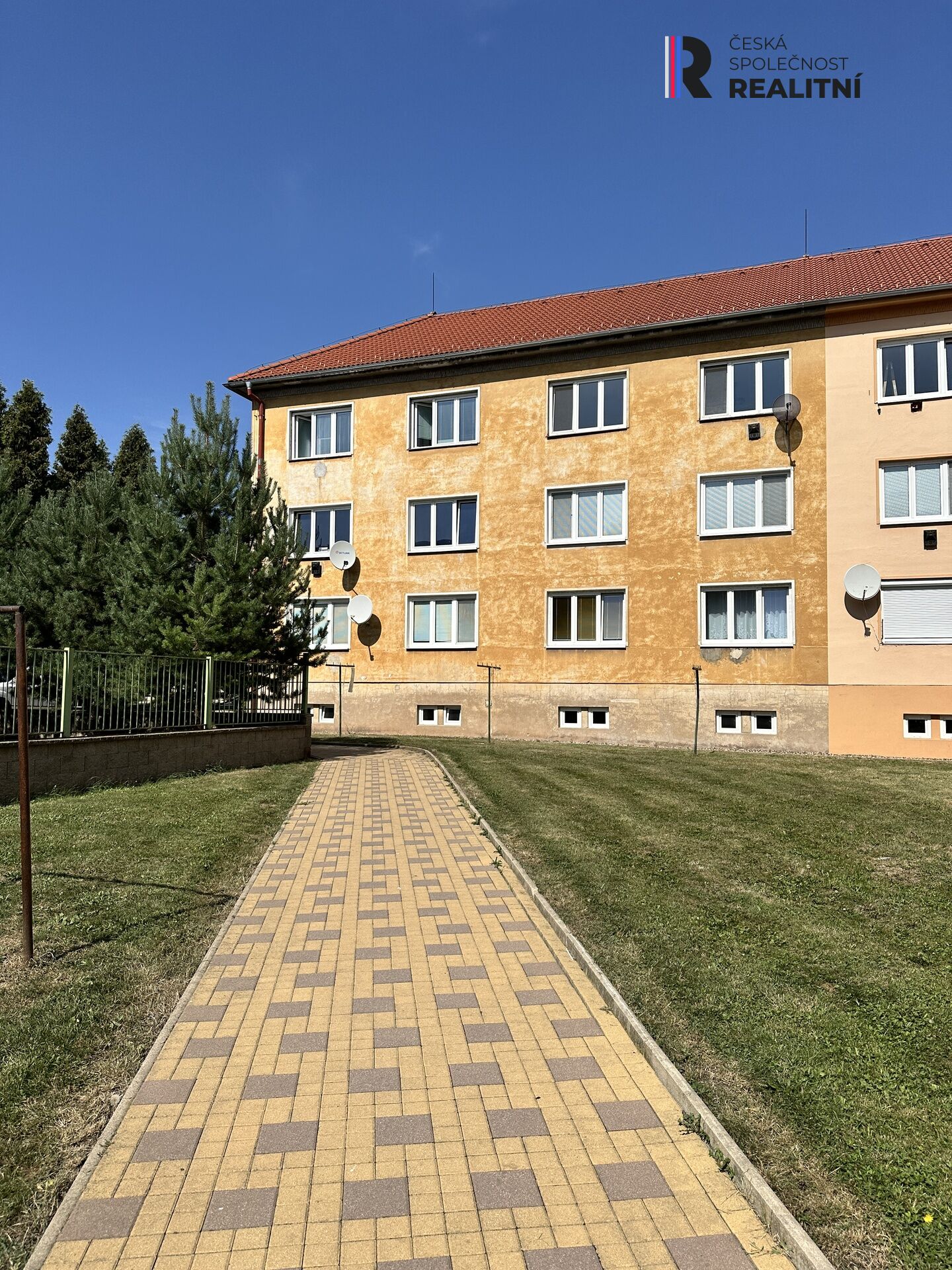 Prodej bytu 2+1 ke kompletní rekonstrukci. 56m2, OV, 2 sklepy, cihlový dům