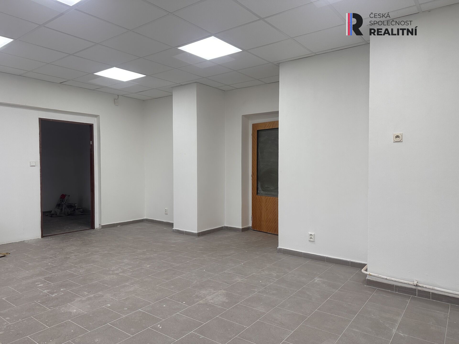 Pronájem nebytových prostor/kanceláří 10m2 a 27m2, frekventované místo, Vroutecká ul.