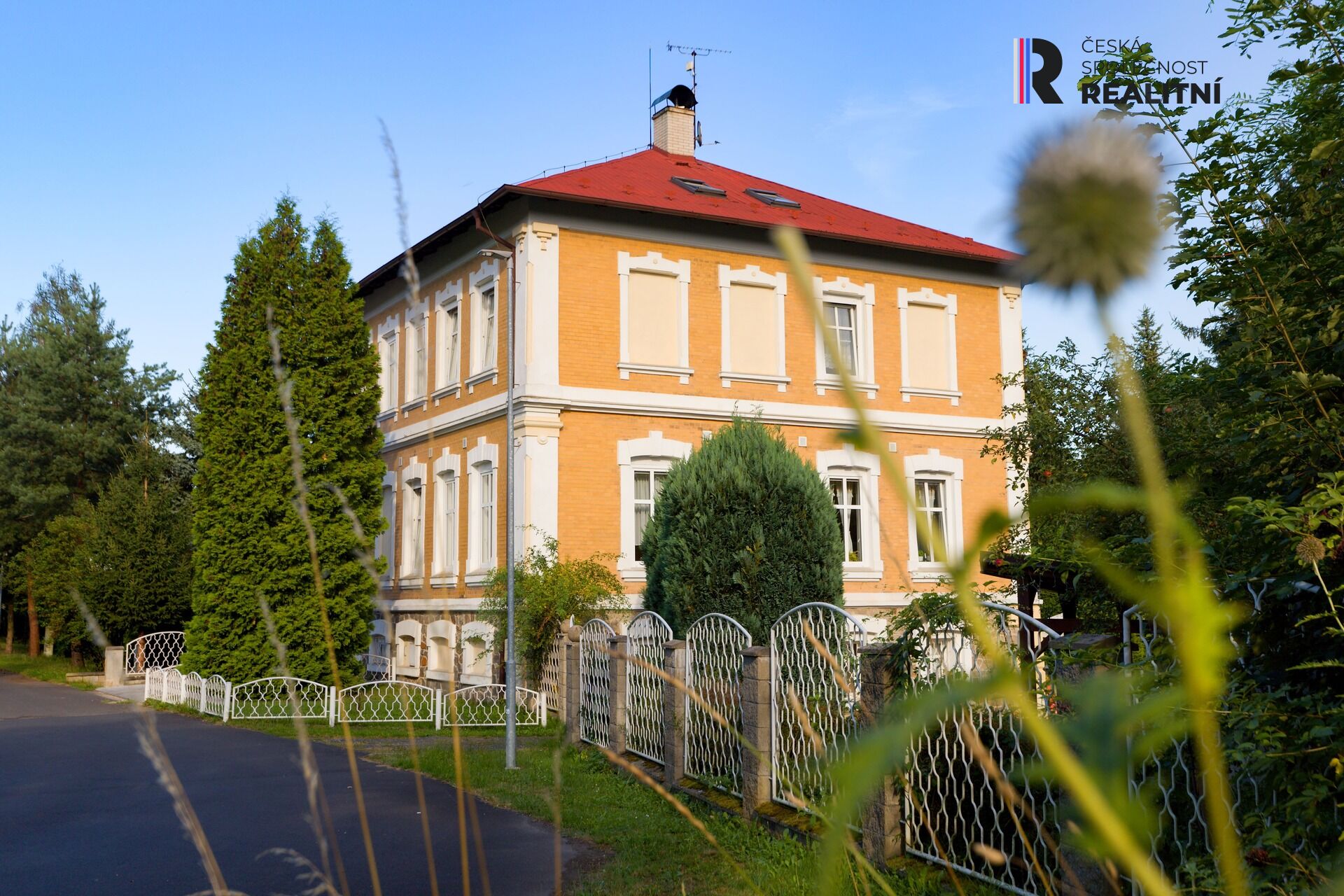 Prodej domu s potenciálem komerčního využití, 3 bytové jednotky, garáž, dílna, zahrada