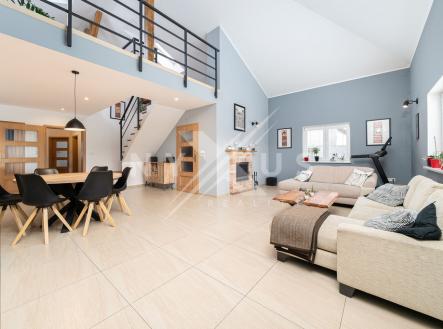 Prostorný a vzdušný obývák s okny do zahrady | Prodej - dům/vila, 272 m²