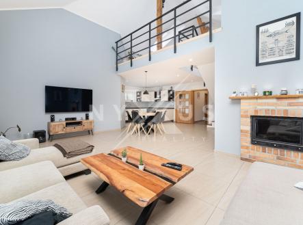 Krásně zařízené loftové podkroví vytváří unikátní atmosféru | Prodej - dům/vila, 272 m²