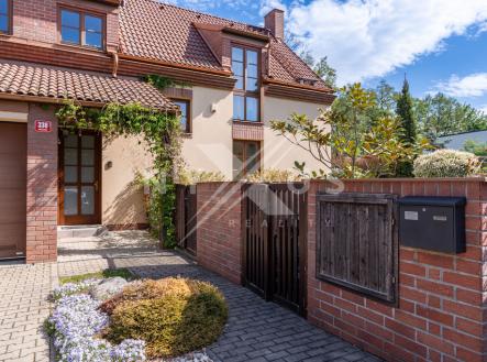Udržovaný příchod k domu. | Prodej - dům/vila, 250 m²