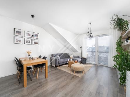 Z obývacího pokoje vede vstup na balkon. | Prodej bytu, 2+kk, 61 m²