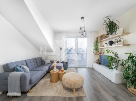 Díky francouzským oknům a orientaci na jih je byt skvěle prosvětlený. | Prodej bytu, 2+kk, 61 m²