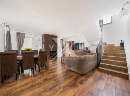 obývací pokoj v přízemí se vstupem na terasu | Prodej - dům/vila, 103 m²