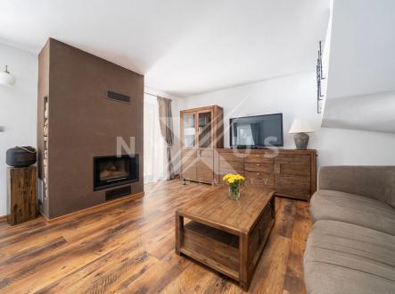 obývací pokoj v přízemí se vstupem na terasu | Prodej - dům/vila, 103 m²
