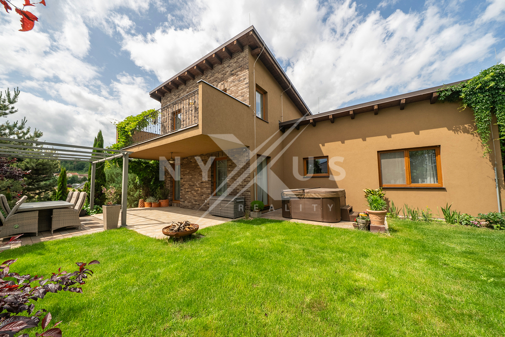 terasa s vířivkou a posezením