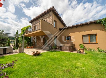 terasa s vířivkou a posezením | Prodej - dům/vila, 103 m²