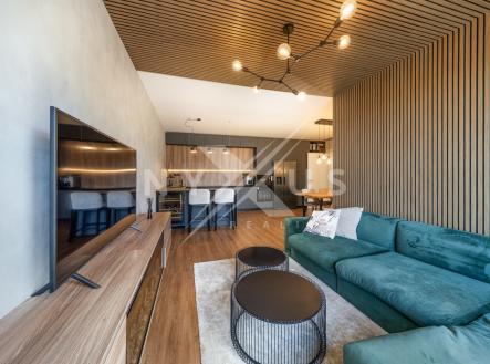 Pohled z obývacího pokoje na kuchyňskou linku | Prodej bytu, 5+kk, 139 m²