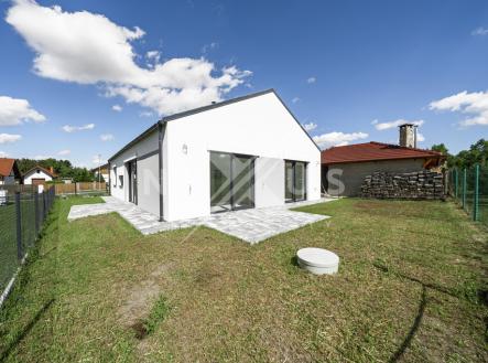 Zadní strana domu (výstup z obývacího pokoje) | Prodej - dům/vila, 116 m²
