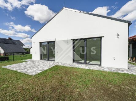 Zadní strana domu (výstup z obývacího pokoje a ložnice) | Prodej - dům/vila, 116 m²