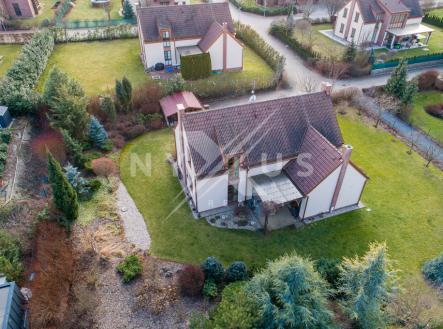 Dostatečná vzdálenost od sousedů zaručuje soukromí. | Prodej - dům/vila, 250 m²