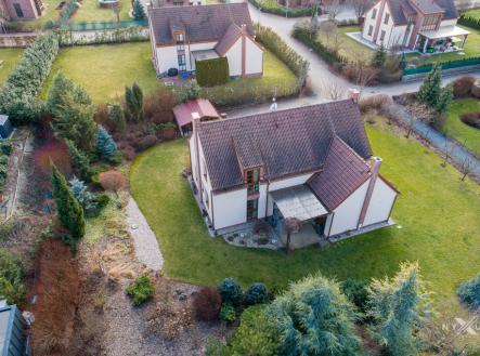 Dostatečná vzdálenost od sousedů zaručuje soukromí. | Prodej - dům/vila, 250 m²