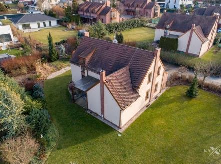 Okolní zástavbu tvoří moderní domy v upravených zahradách. | Prodej - dům/vila, 250 m²
