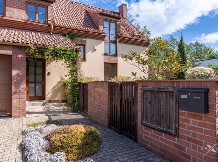 Udržovaný příchod k domu. | Prodej - dům/vila, 250 m²