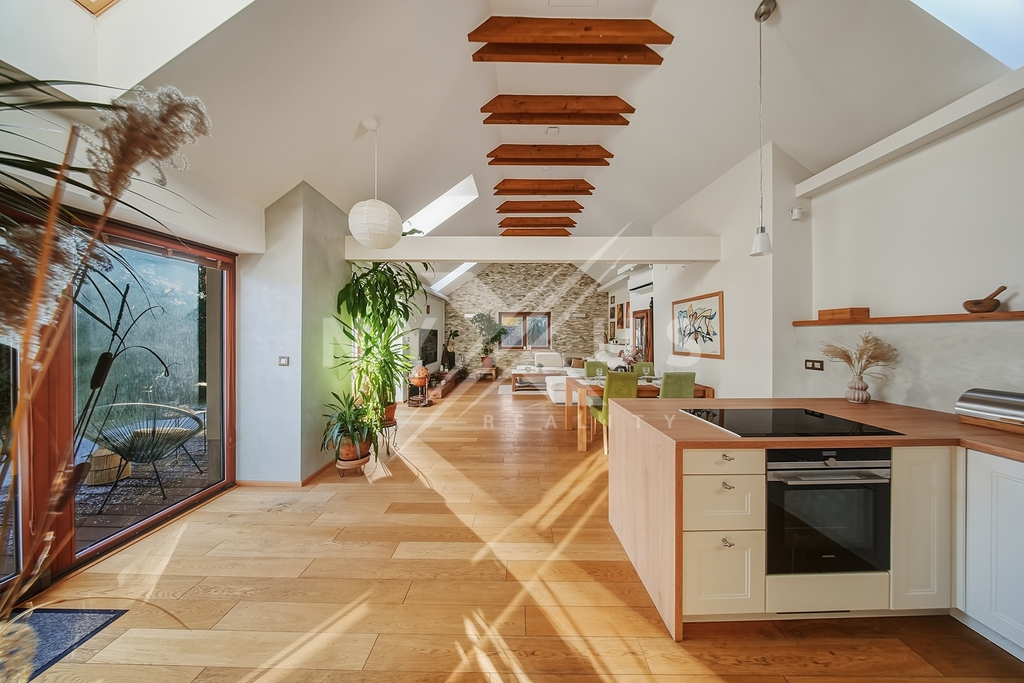 Pohled do obývacího pokoje z kuchyňského koutu