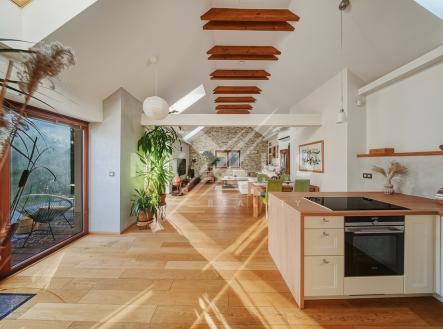 Pohled do obývacího pokoje z kuchyňského koutu | Prodej - dům/vila, 308 m²