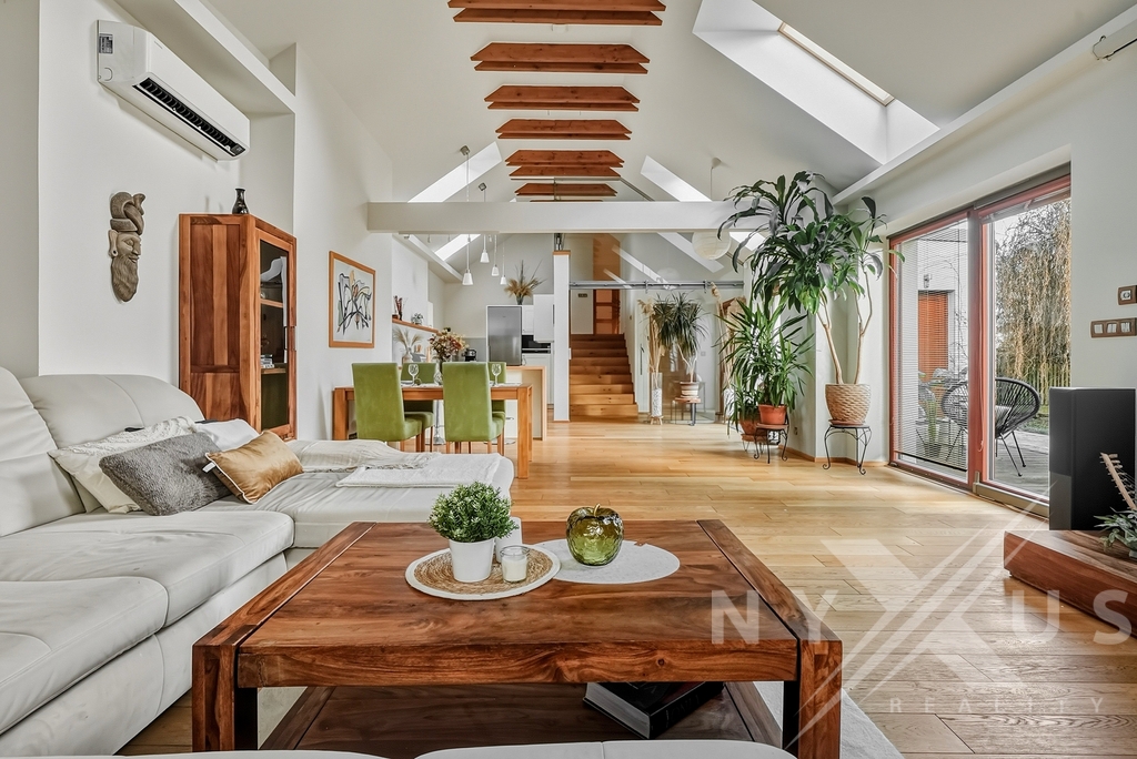 Pohled z obývacího pokoje směrem do kuchyně