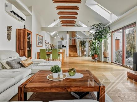 Pohled z obývacího pokoje směrem do kuchyně | Prodej - dům/vila, 308 m²