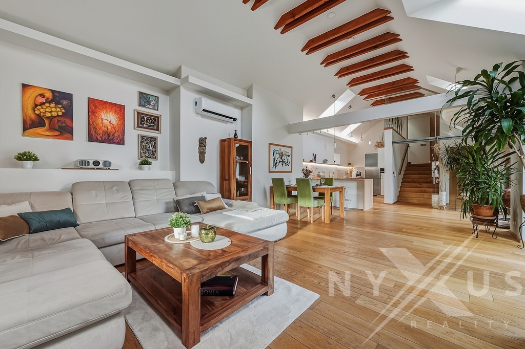 Pohled z obývacího pokoje směrem do kuchyně