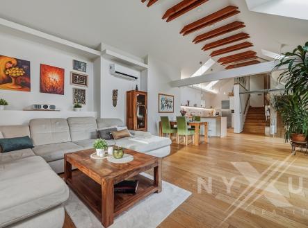 Pohled z obývacího pokoje směrem do kuchyně | Prodej - dům/vila, 308 m²