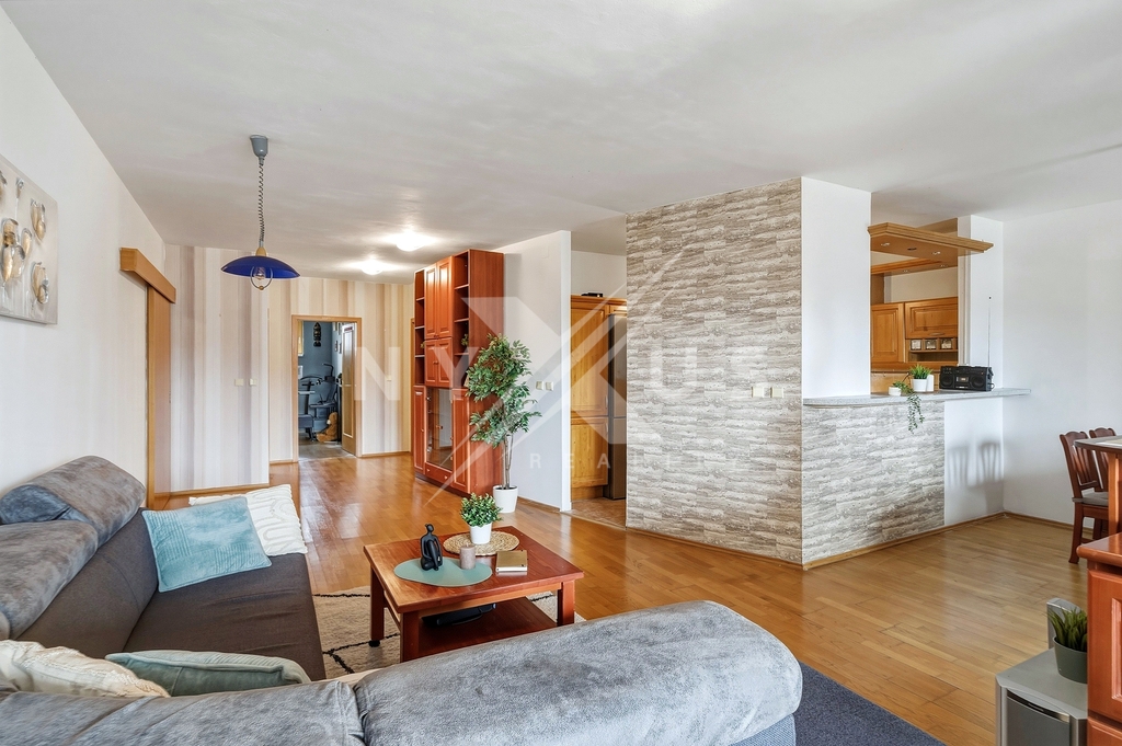 Obývací pokoj směrem ke kuchyni