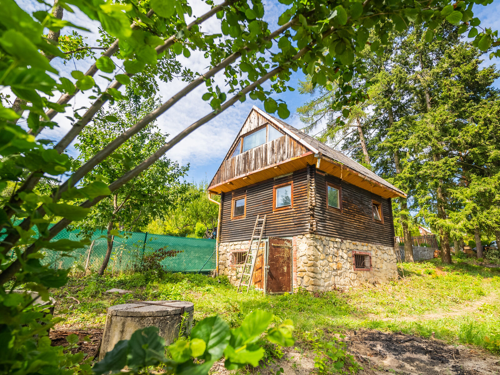 Rekreační pozemek s chatou 1799 m² v Osvětimanech