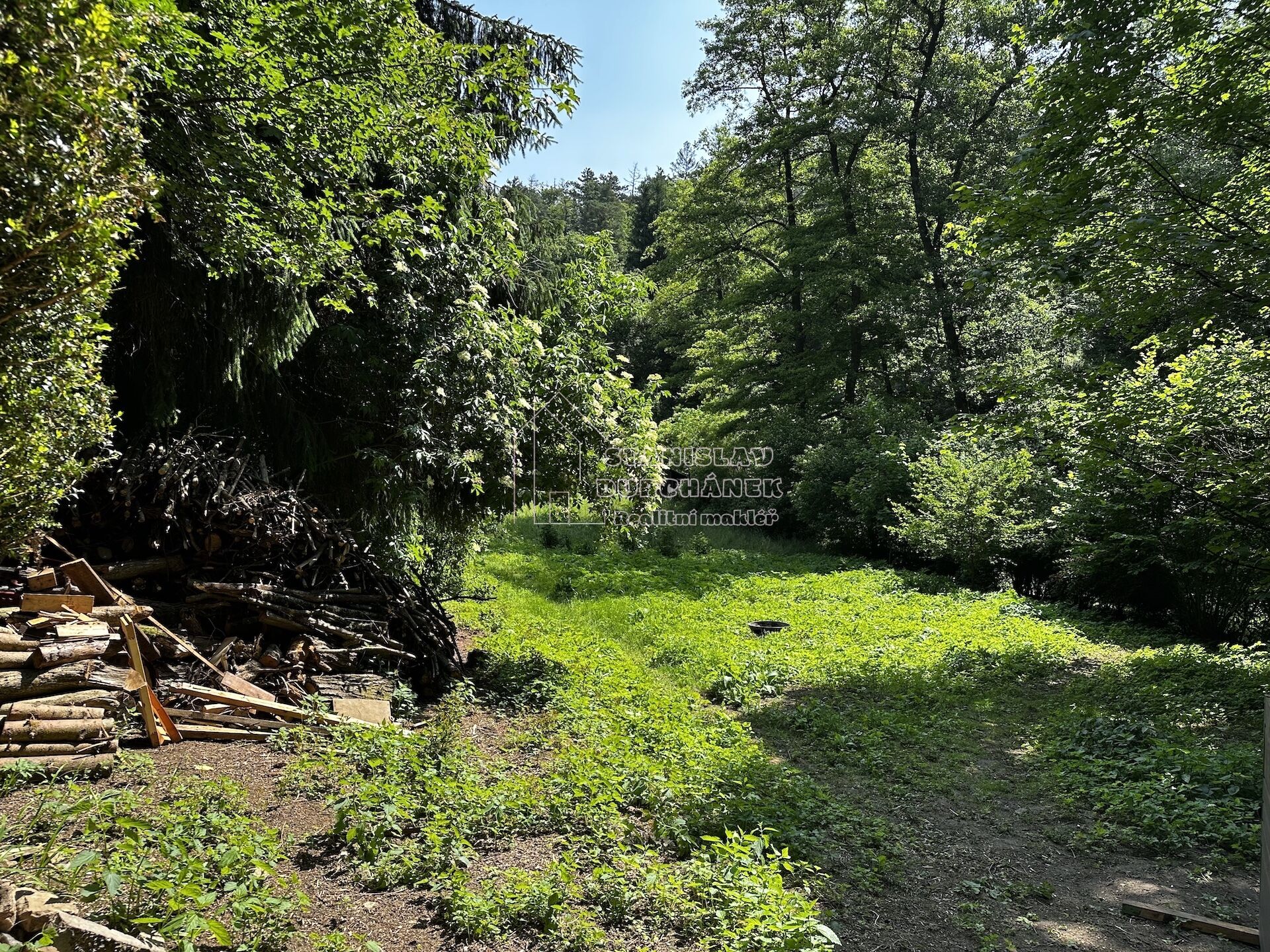 Zrekonstruovaná chata na vlastním pozemku 1139 m², obec Mořina, 16 km od Prahy - Zličína