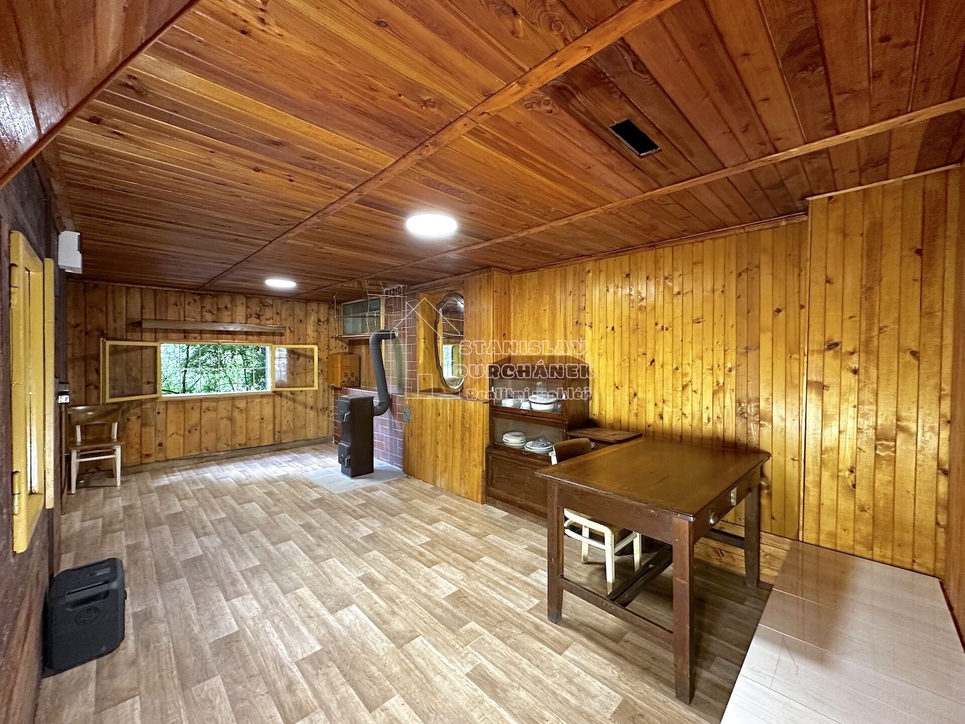 Zrekonstruovaná chata na vlastním pozemku 1139 m², obec Mořina, 16 km od Prahy - Zličína