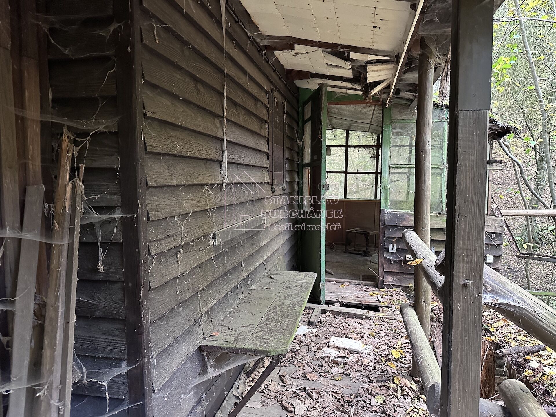 Chata 37 m2 k celkové rekonstrukci, Chyňava, Údolí oddechu, okres Beroun