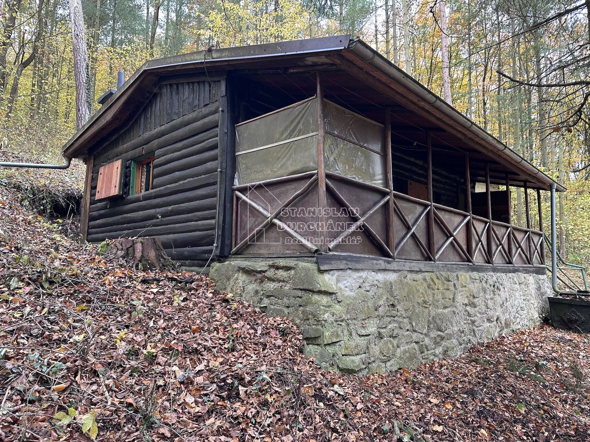 Lesní chata v Loděnicích u Berouna – klid, ticho a vůně lesa