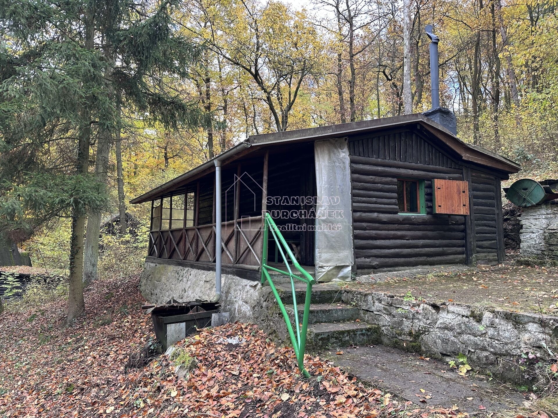 Lesní chata v Loděnicích u Berouna – klid, ticho a vůně lesa