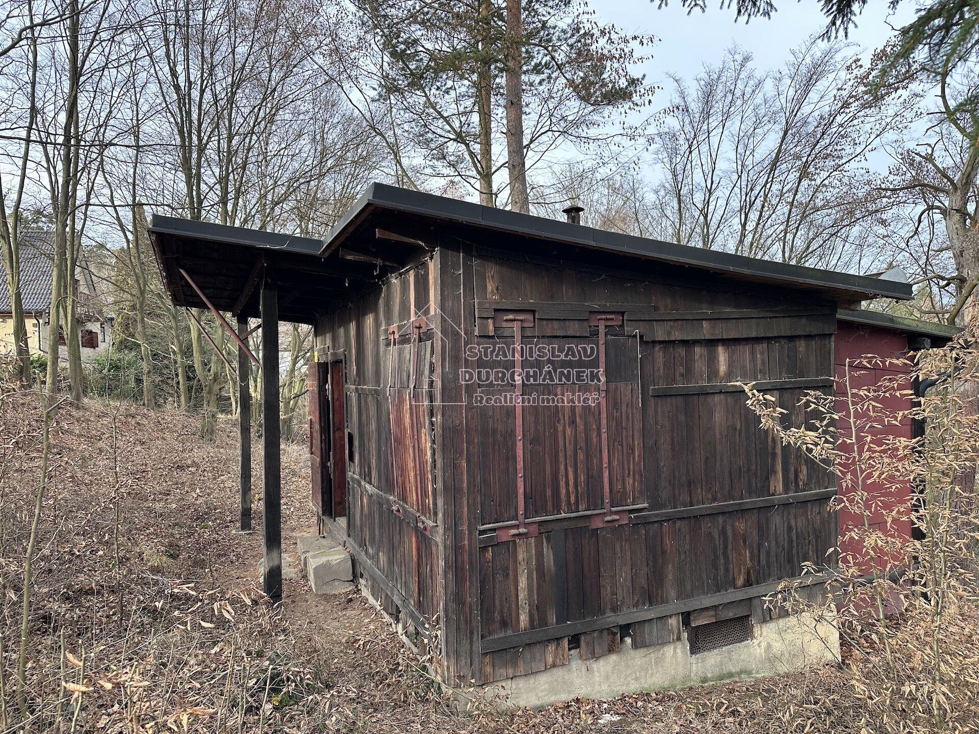 Chata 21 m2 + les 170 m2, vlastní pozemek, Chyňava, okres Beroun